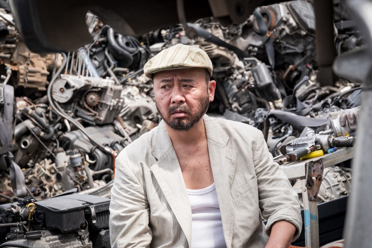 教壇に立つ渋谷凪咲、切ない表情の染谷将太――清水崇監督『あのコはだぁれ？』新規カット公開