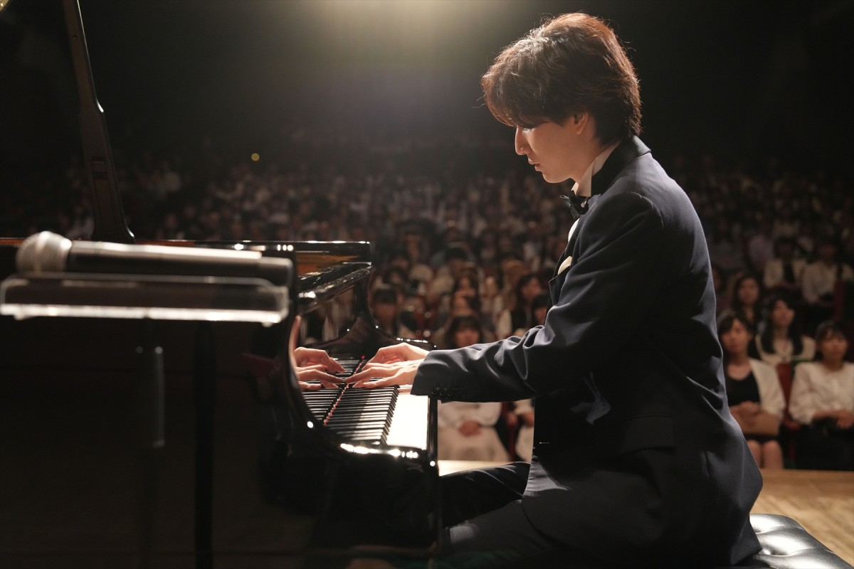 京本大我＆古川琴音、「OK！」の声に思わずハイタッチ！　『言えない秘密』ピアノ演奏新場面写真解禁