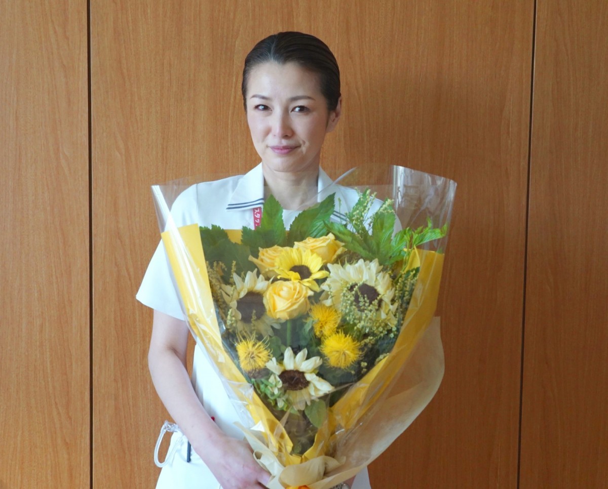 吉瀬美智子、生田絵梨花ら、『アンメット』クランクアップ！　主演・杉咲花も駆けつける