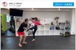 山川恵里佳、トレーニングで小気味よいミット打ち！　※「山川恵里佳」インスタグラム