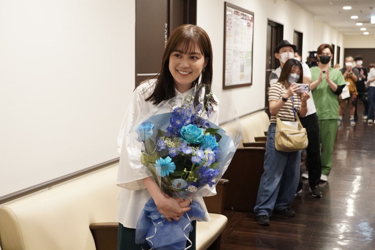 吉瀬美智子、生田絵梨花ら、『アンメット』クランクアップ！　主演・杉咲花も駆けつける