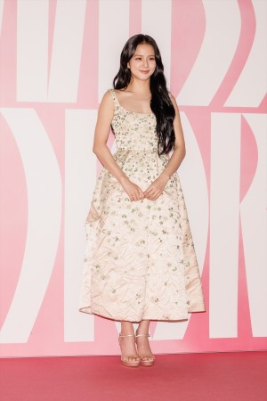 BLACK PINK・ジス、「ミスディオール展覧会　ある女性の物語」に登場
