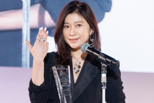 篠原涼子、第35回 日本ジュエリー ベストドレッサー賞 表彰式に登場