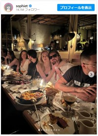 ソフィー・ターナー、恋人とのピクニックデート写真を公開※「Sophie Turner」インスタグラム