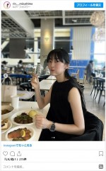 水嶋凜、IKEAのフードコートでミートボールぱくり ※「水嶋凜」インスタグラム