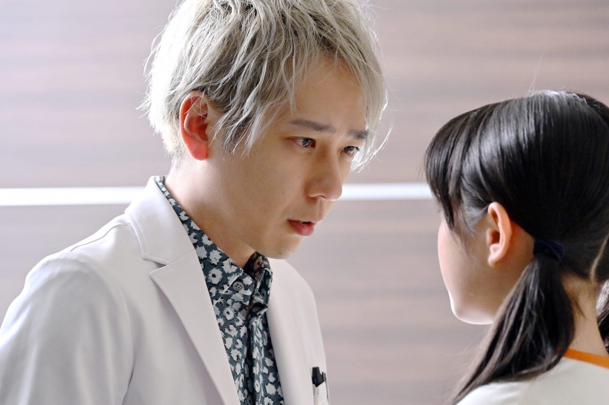 『ブラックペアン シーズン2』第2話　“天城”二宮和也、手術をめぐって少女“結衣”堀越麗禾に賭けを持ちかける