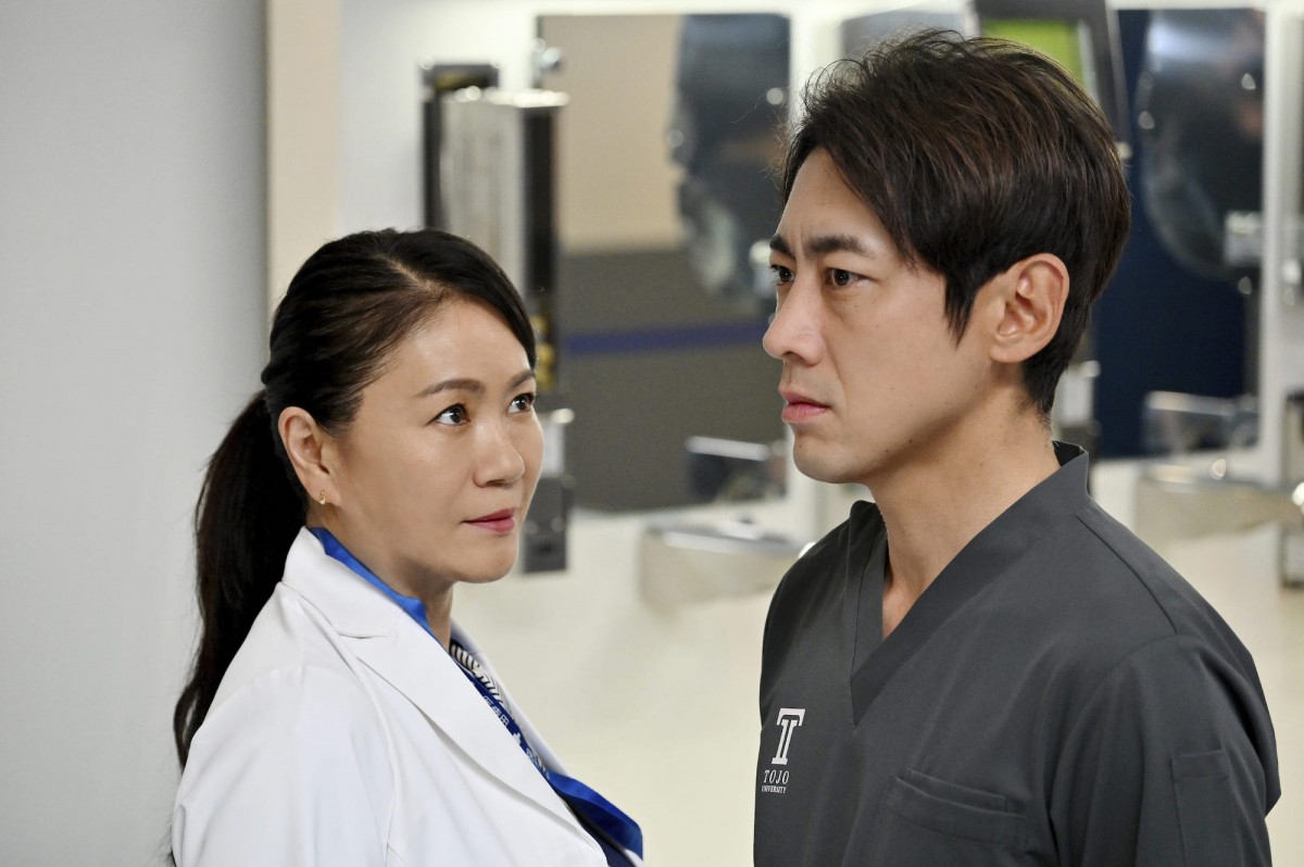 『ブラックペアン シーズン2』第8話　“天城”二宮和也、渡海の仮眠室で1枚の写真を発見