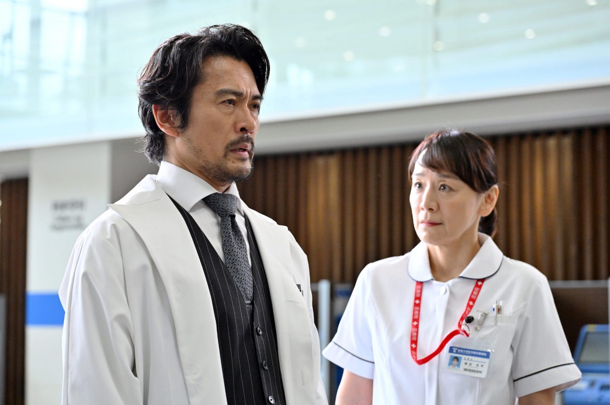 『ブラックペアン シーズン2』第8話　“天城”二宮和也、渡海の仮眠室で1枚の写真を発見