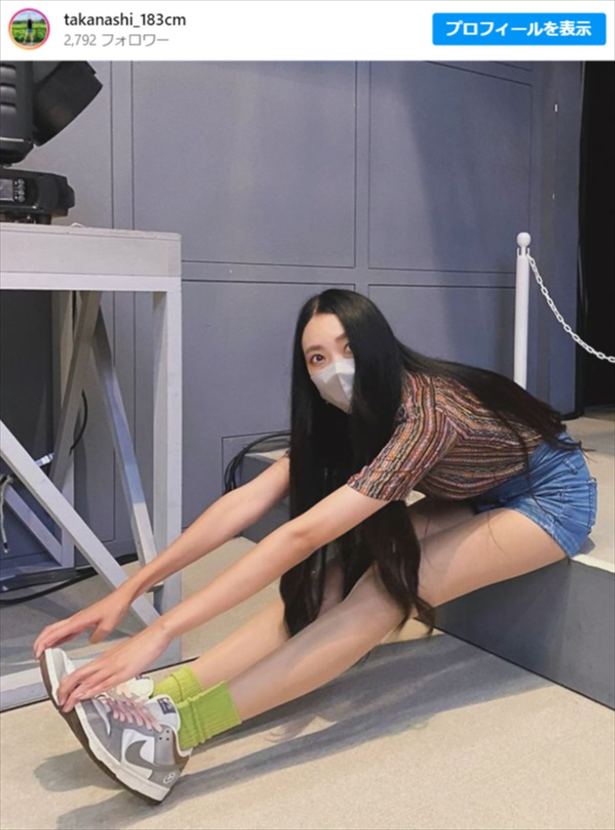 身長183cm“ABEMA出演美女”、電車内ショットに驚きの声「脚長すぎ！」「スタイルえぐい」