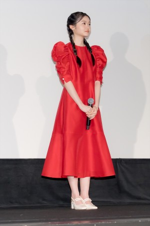 鈴川紗由、映画『きみの色』初日舞台挨拶に登場