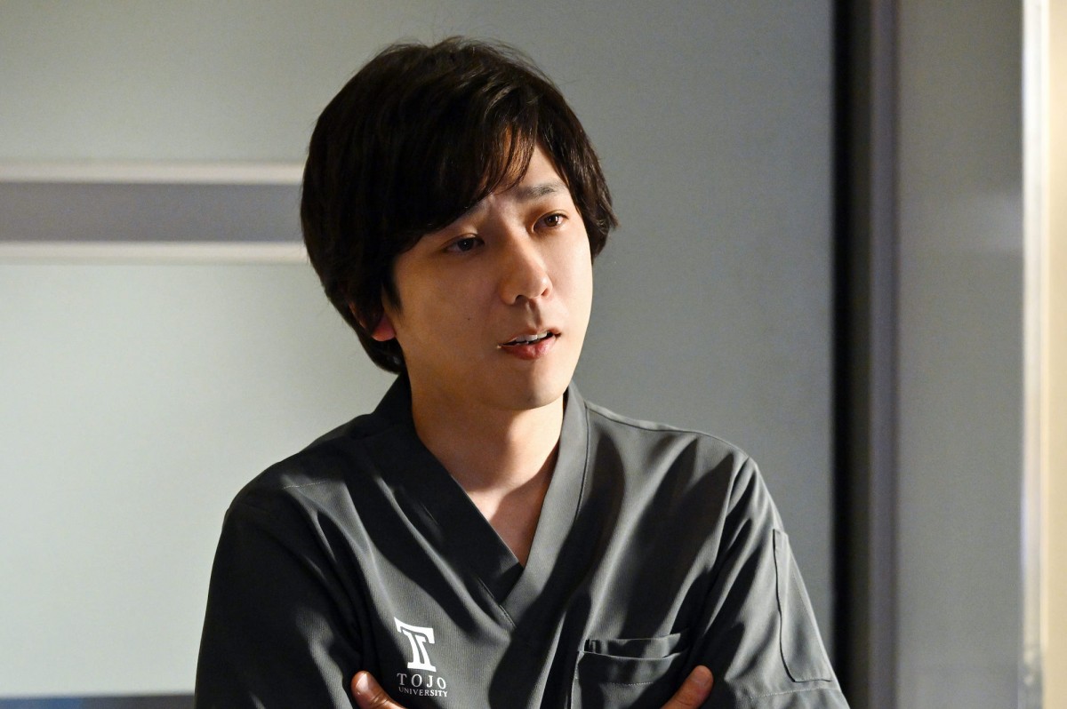 『ブラックペアン シーズン2』第8話　“天城”二宮和也、渡海の仮眠室で1枚の写真を発見
