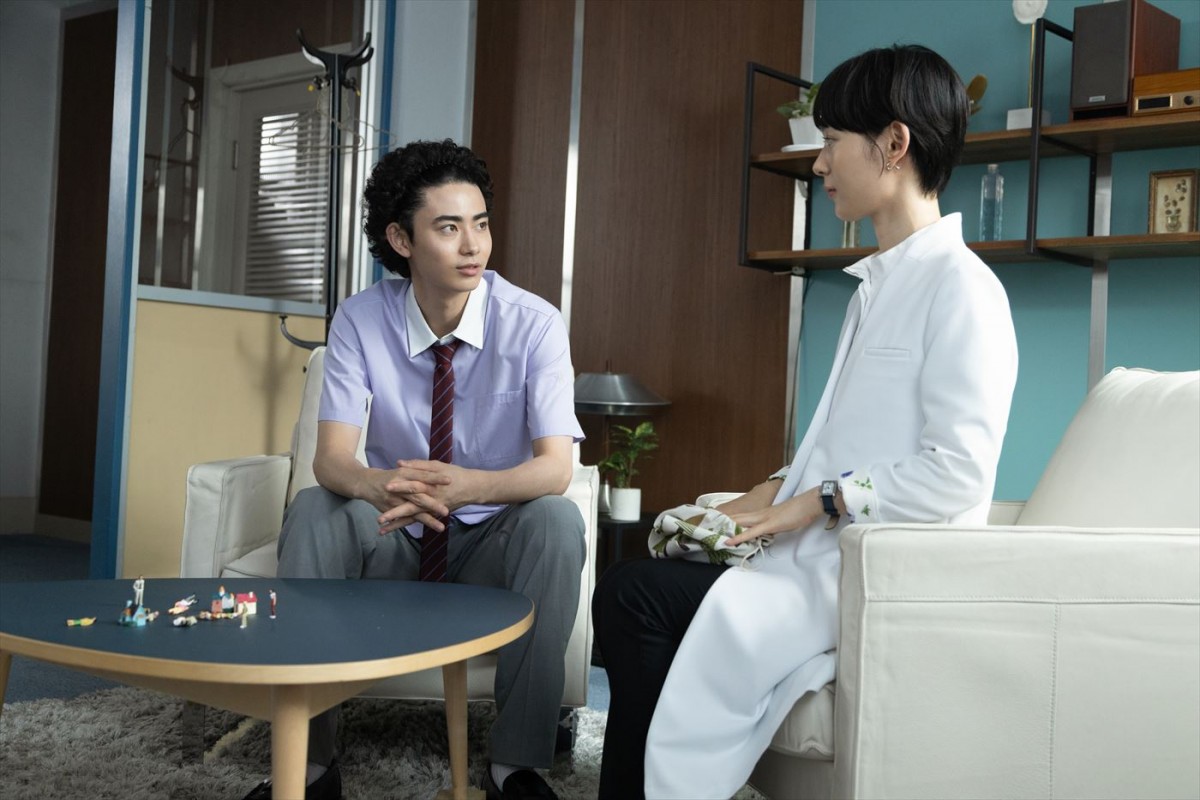 見上愛×宮世琉弥共演『恋愛バトルロワイヤル』、隠す者と暴く者たちの緊迫の表情を収めた場面写真12点解禁