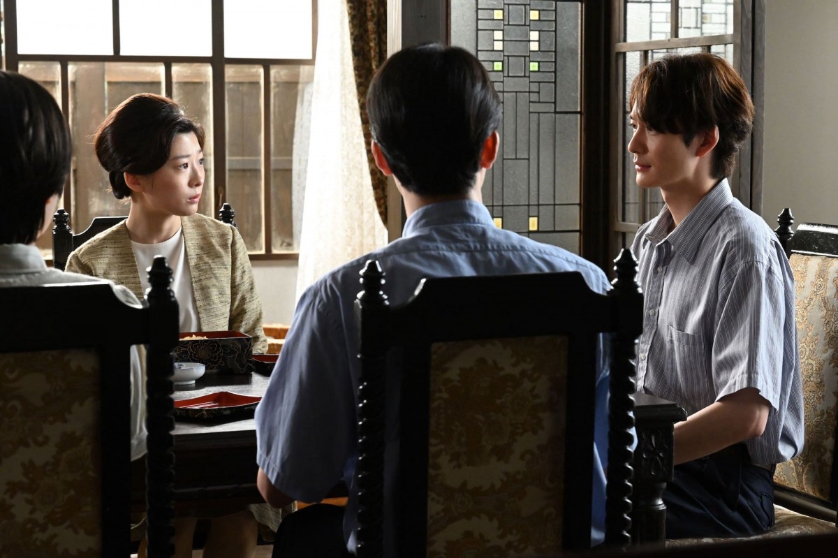 明日の『虎に翼』結婚後の名字について悩む“寅子”伊藤沙莉を“優未”毎田暖乃が心配そうに見つめる