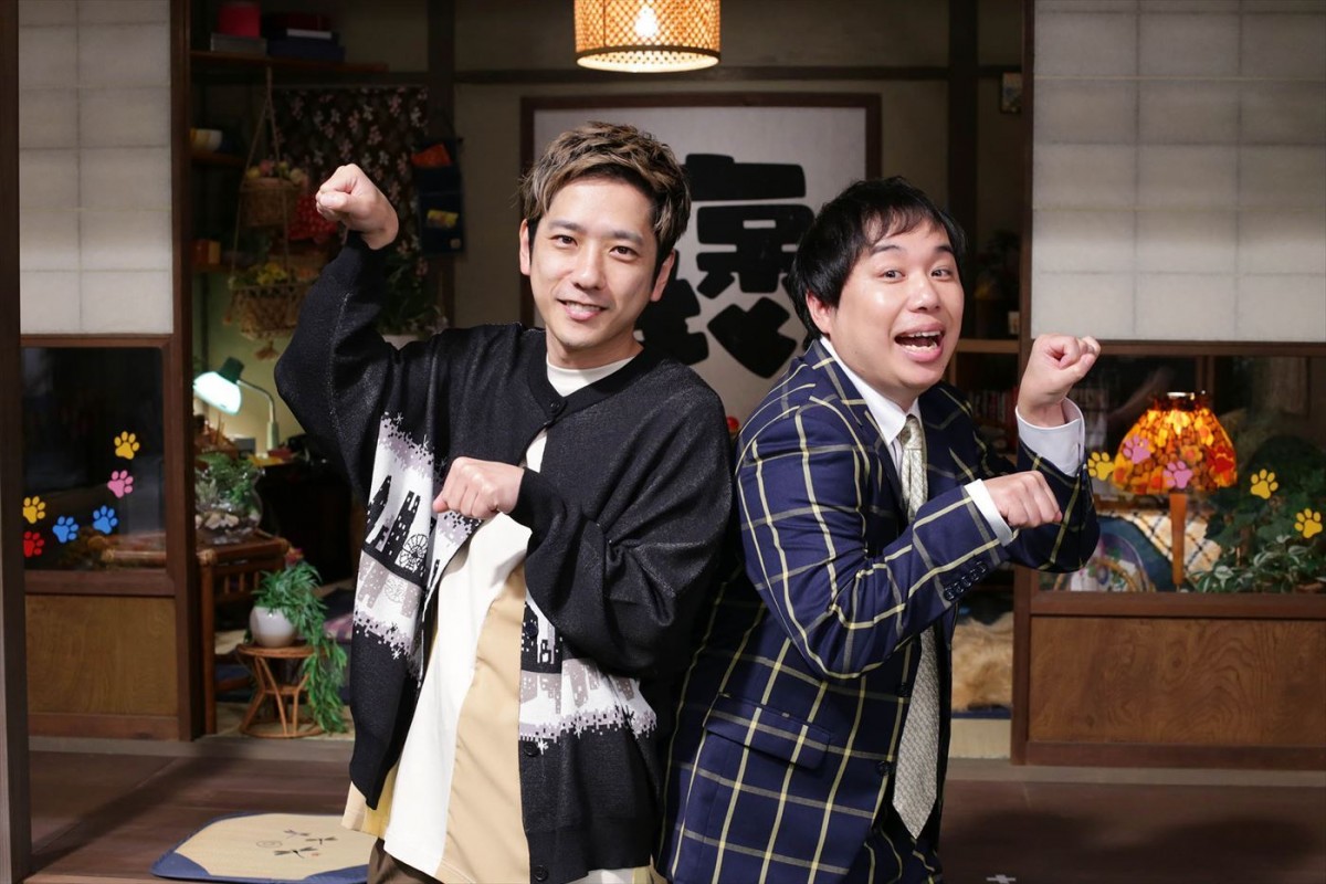 8月31日放送の『激かわペット大集合!ワンニャンにのランド』より(左から)メインMC・二宮和也、サブMC・せいや(霜降り明星)