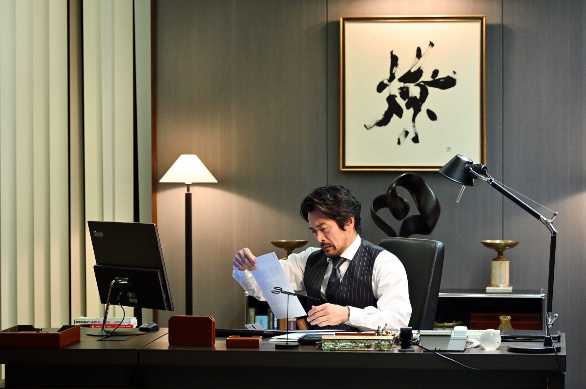 『ブラックペアン シーズン2』第8話　“天城”二宮和也、渡海の仮眠室で1枚の写真を発見