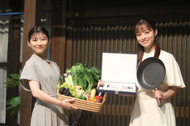 (左から)伊藤沙莉と橋本環奈、連続テレビ小説 バトンタッチセレモニーに登場