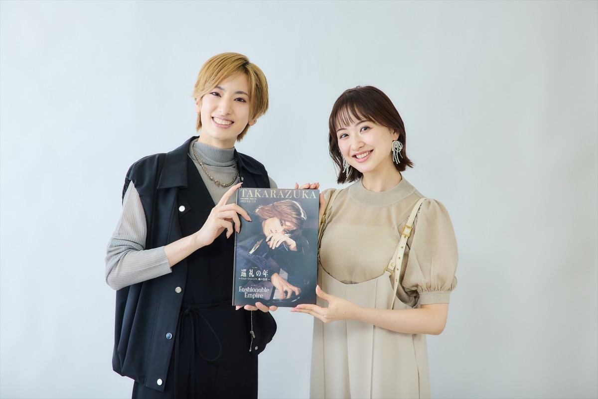 『宝塚への招待/Fashionable Empire(花組2022年)ー柚香光×星風まどか副音声解説付ー』の収録に臨んだ(左から)柚香光、星風まどか
