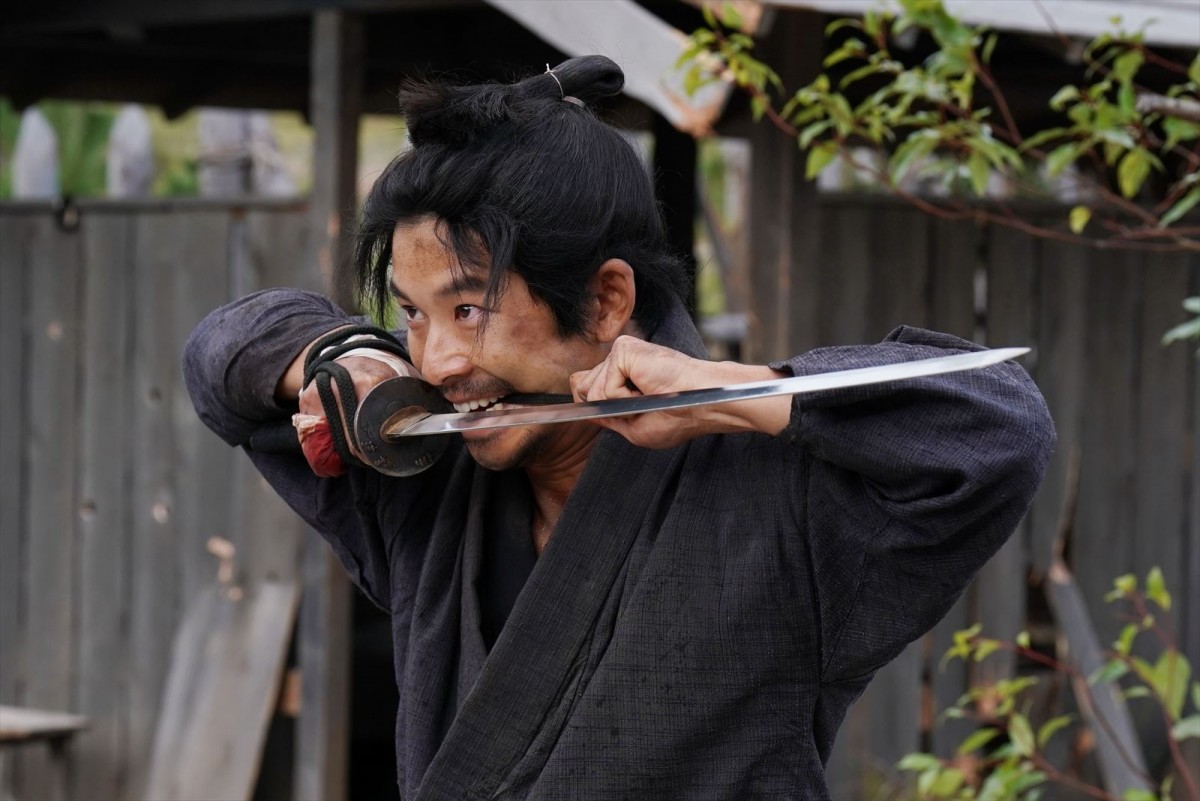 阿部サダヲは狼狽、玉木宏は勝利確信？　『十一人の賊軍』特別映像、場面写真20点＆オフショット解禁