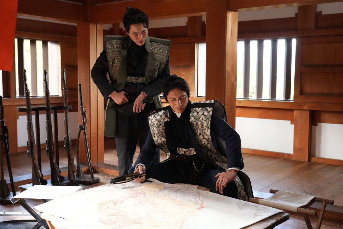 阿部サダヲは狼狽、玉木宏は勝利確信？　『十一人の賊軍』特別映像、場面写真20点＆オフショット解禁