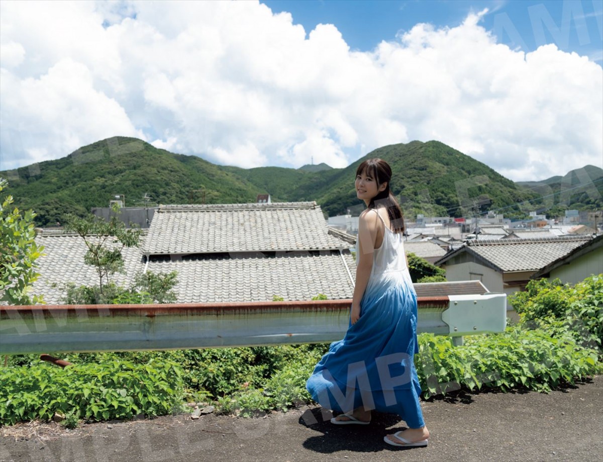 東雲うみ、ワンピース姿で儚げ表情　3rd写真集 『うみの近く』新カット解禁