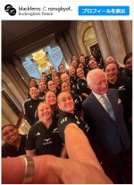 【動画】チャールズ国王、女性ラグビーチーム選手たちからハグを求められ、笑顔で応じる