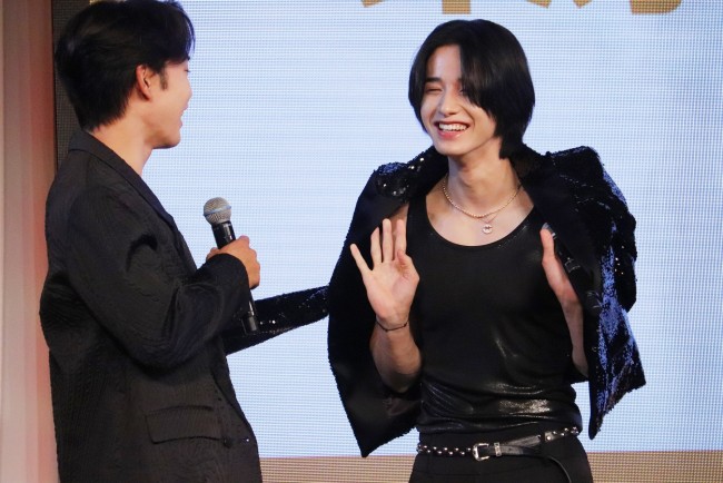 写真）JO1 佐藤景瑚、会見中に“肉体美”を披露！ 「LAPOSTA2025 」開催
