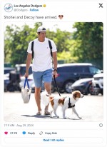 愛犬・デコピンと歩く大谷翔平　※「ロサンゼルス・ドジャース」公式エックス