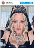【写真】マドンナ、黒いベールでドルチェ＆ガッバーナのショーにドラマティックに来場！