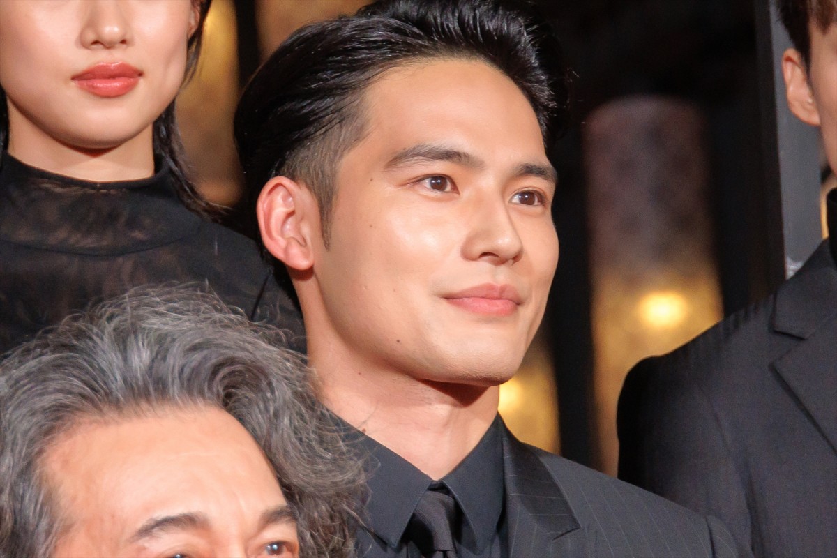 土屋太鳳、オフショルダードレスで登場　出演作公開に「胸がいっぱい」