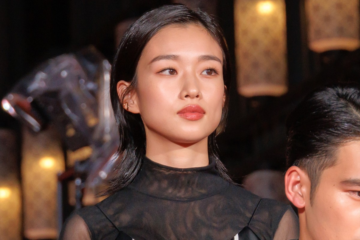 土屋太鳳、オフショルダードレスで登場　出演作公開に「胸がいっぱい」