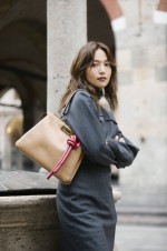 フェンディ（FENDI）ジャパンブランドアンバサダーを務める川口春奈が「ピーカブー」2024秋冬シーズンキャンペーンのローンチを祝福