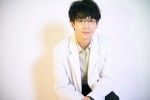 【写真】白衣×メガネ×無愛想な松下洸平も魅力的！　撮りおろしショット