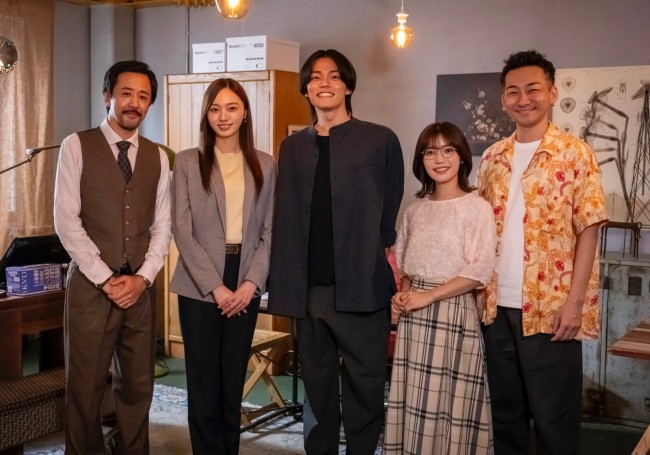 ドラマ『デスゲームで待ってる』に出演する(左から)濱津隆之、梅澤美波、日向亘、美山加恋、波岡一喜