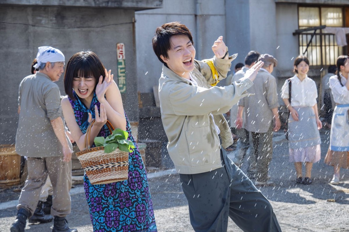 日曜劇場『海に眠るダイヤモンド』より(左から)リナ(池田エライザ)、鉄平(神木隆之介)