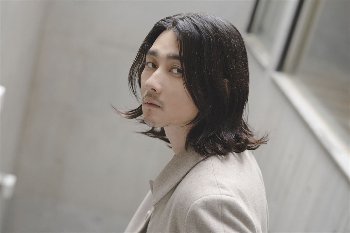 柳俊太郎、次に演じたいのは“まともな人間”!?　『他人は地獄だ』でイカれた冷徹男を熱演