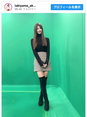 【写真】ABEMAアナウンサー・瀧山あかね、美脚すぎるミニスカショットに「スタイル良すぎ」「脚が長い」