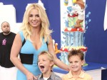 【動画】ブリトニー・スピアーズ、2年ぶりに息子たちと再会で大はしゃぎ！「人生最高のクリスマス！」