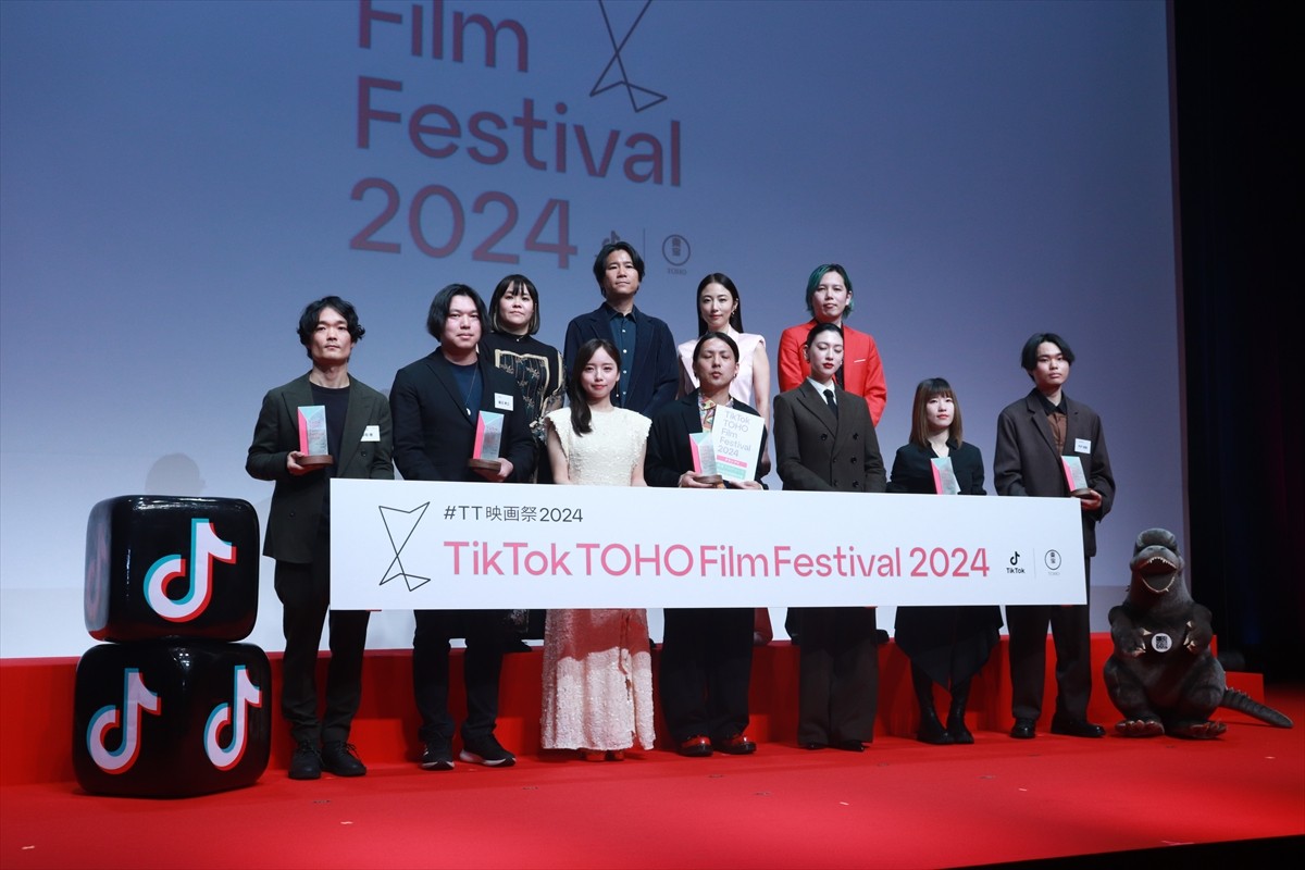 三吉彩花＆齊藤京子＆MEGUMI　華やかなルックで縦型映画祭授賞式に登場＜TikTok TOHO Film Festival＞