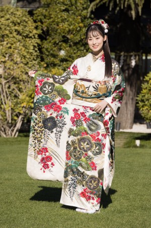 井本彩花、「オスカープロモーション2025年新春晴れ着撮影会」にて