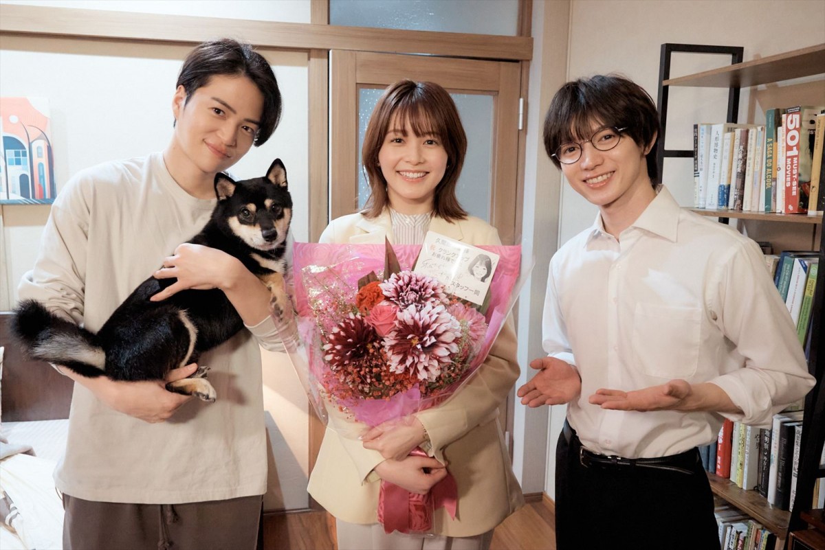 ドラマ『私たちが恋する理由』クランクアップを迎えた（左から）菊池風磨、久間田琳加、七五三掛龍也