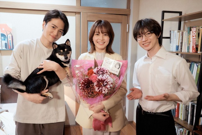 ドラマ『私たちが恋する理由』クランクアップを迎えた（左から）菊池風磨、久間田琳加、七五三掛龍也
