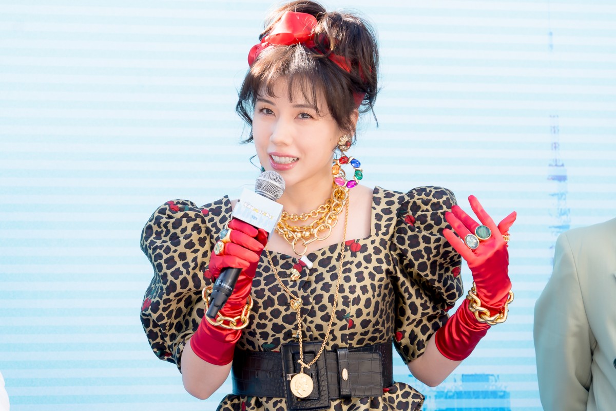 仲里依紗、昭和ファッション披露「肩パッドは控えめに2個」シングルマザー役への共感ポイントも明かす