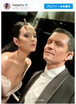 【写真】ケイティ・ペリー＆オーランド・ブルームが宇宙人姿でポーズ