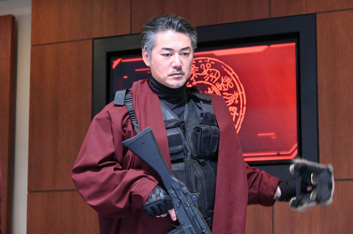 “青鬼”菊池風磨、『新空港占拠』に登場　元警備部管理官“丹波”平山浩行が獣メンバーに！