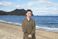 連続テレビ小説『ブギウギ』よりスズ子（趣里）。ロケ地の1つ、田の浦海岸にて