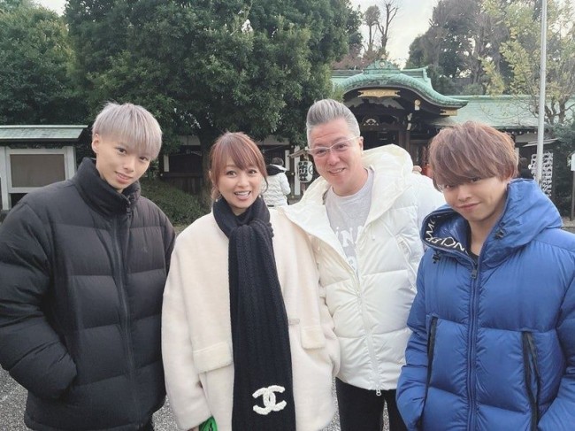 写真）渡辺美奈代、長男・矢島愛弥、次男・名月ら家族4人で初詣