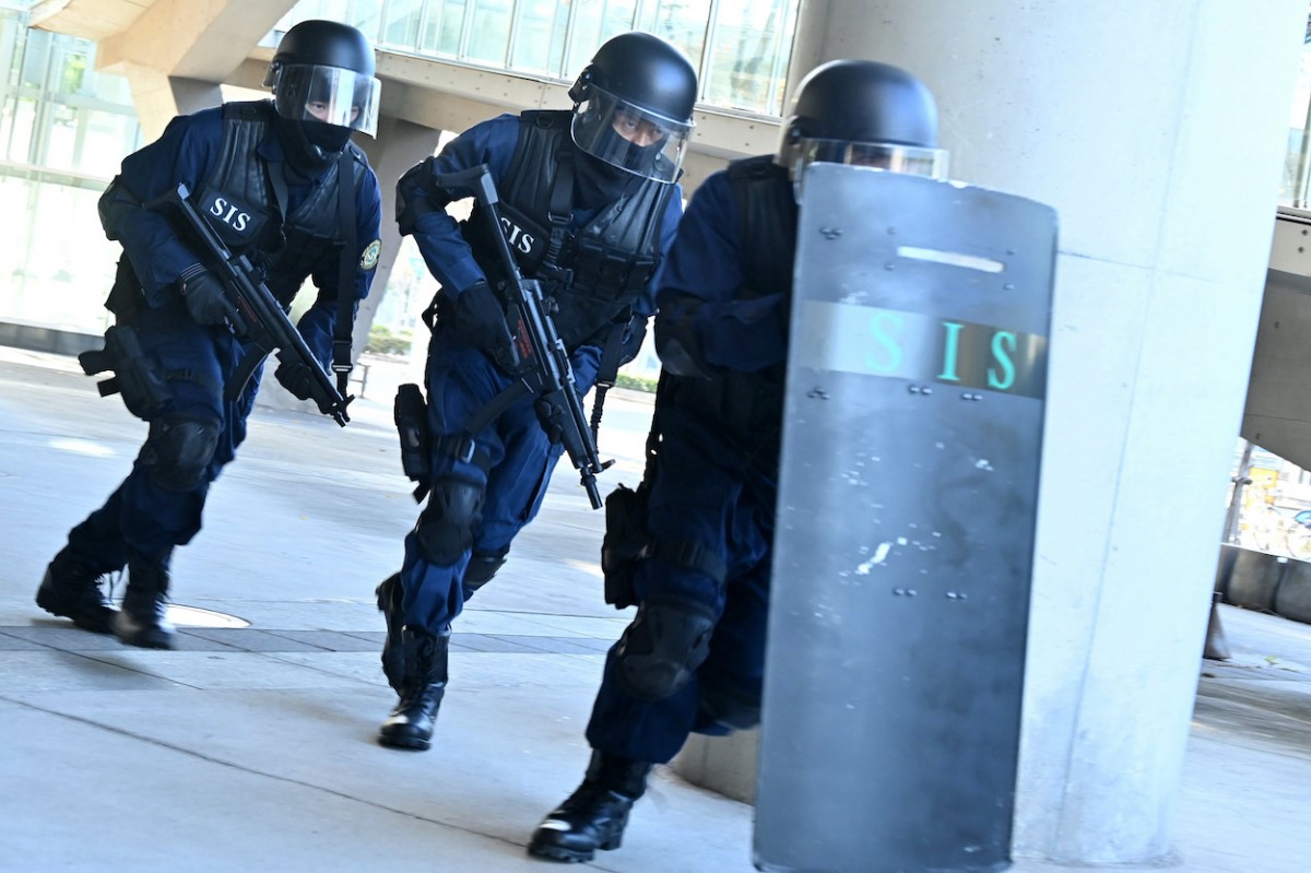 『新空港占拠』初回　武装集団の1人が素顔公開　まさかの正体にネット驚き「何があったの!?」（ネタバレあり）