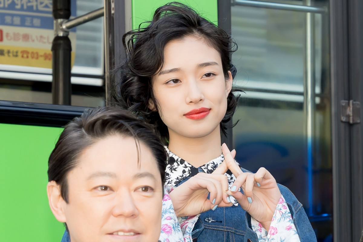 仲里依紗、昭和ファッション披露「肩パッドは控えめに2個」シングルマザー役への共感ポイントも明かす