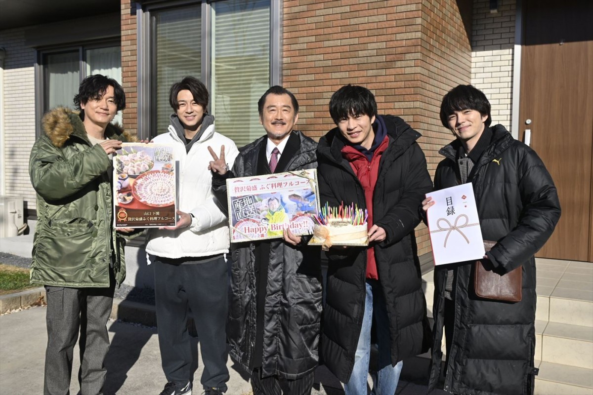 金曜ナイトドラマ『おっさんずラブ‐リターンズ‐』より吉田鋼太郎(写真中央)の誕生日をキャスト陣がお祝い