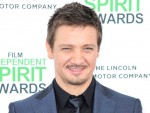 ジェレミー・レナー、ひん死の事故を乗り越え愛娘とのCM撮影！　希望の光だった